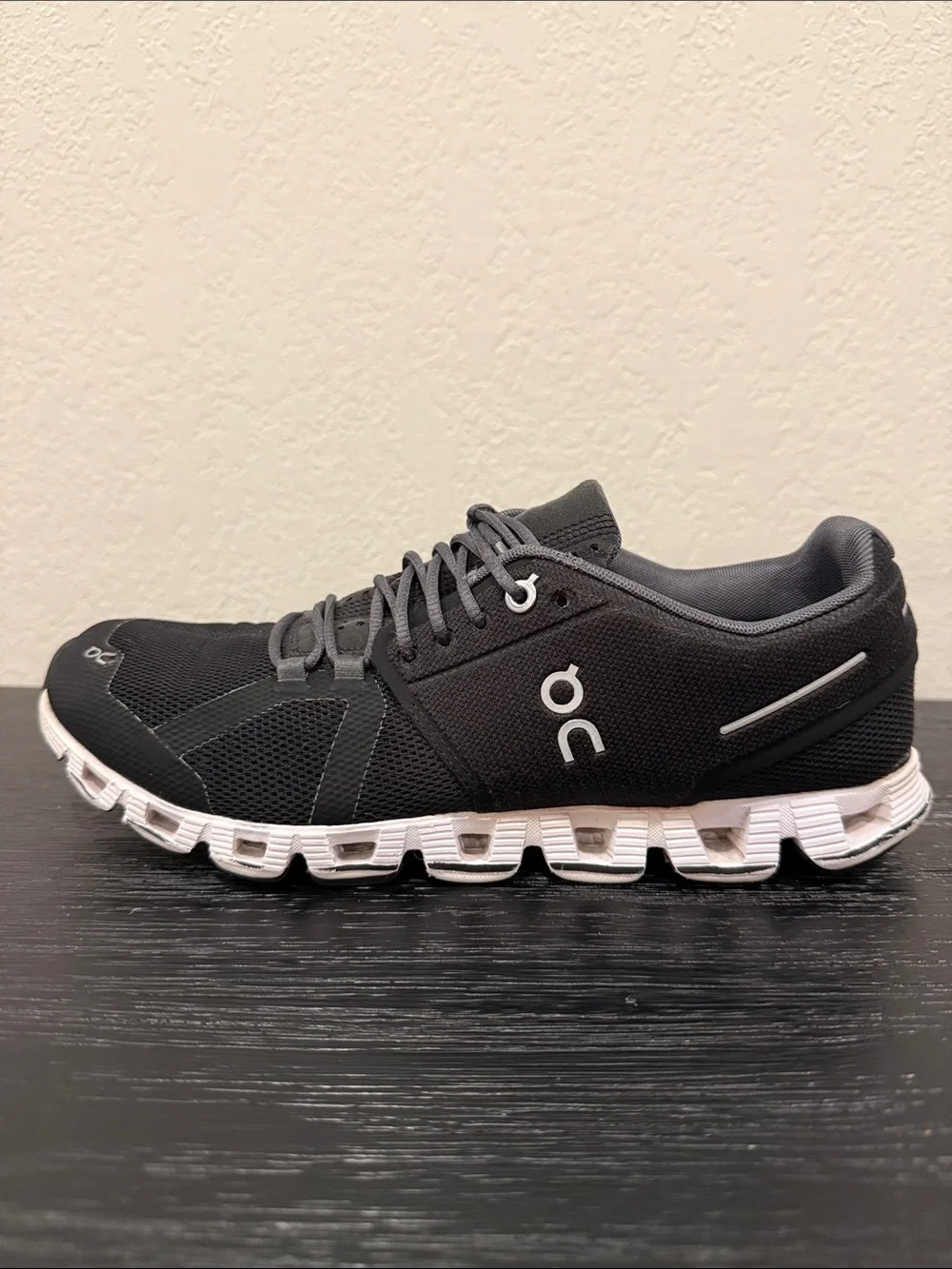 On Cloud Running Women’s Size 9.5 W9.5 Black and White Walking Athletic Shoes